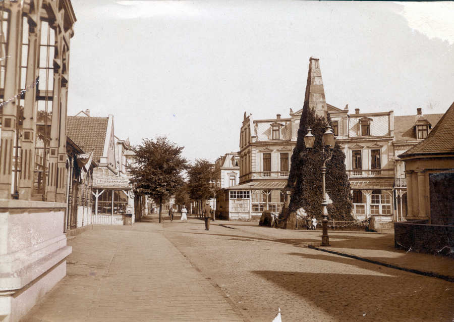 1920 - Friedrichstrasse / Knyphausenstrasse / Denkmal