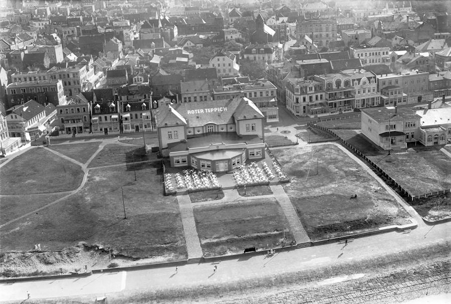 1955 (um) - Luftaufnahme von den Strandhallen