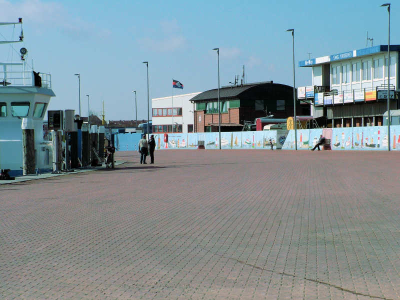 Wilfried Schlegel - Verschiedene Motive an der Hafenmauer (2006)