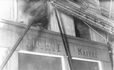 Auch von der Poststraße wird das Feuer bekämpft.