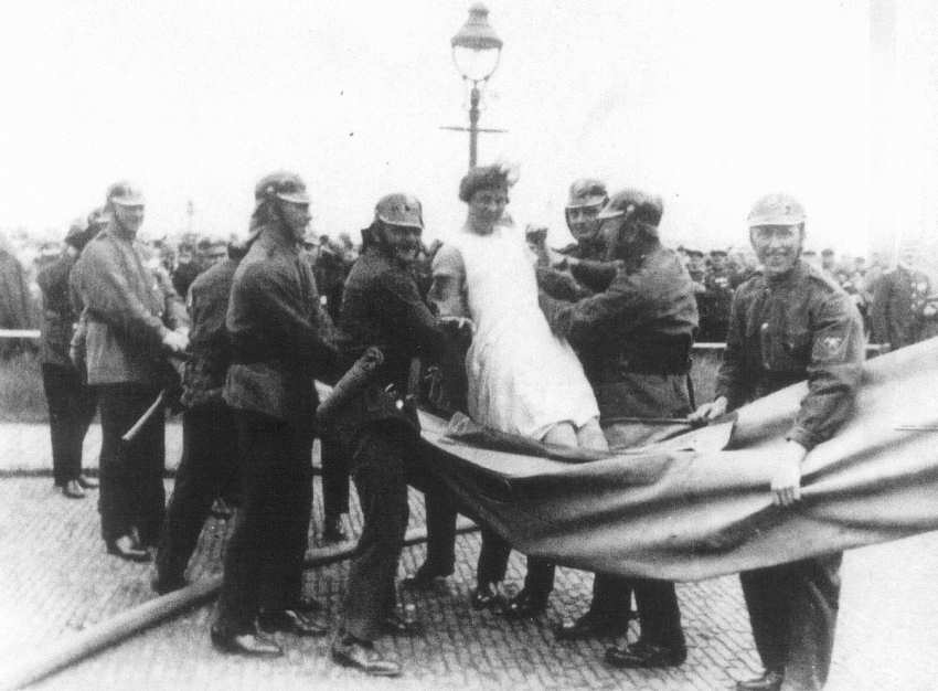 Schulübung und Manöver im Hause Kaiserstr. 15 Schulübung und Manöver im Hause Kaiserstr. 15