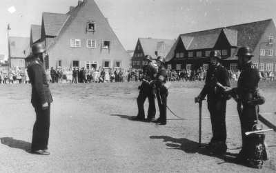Der Gruppenführer Franz Bruns gibt das Kommando: Schlauchtrupp - "3. Rohr" ... vor