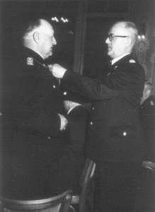 Verleihung des Feuerwehrehrenkreuzes an Ehren-Stbm. Wilhelm Becker