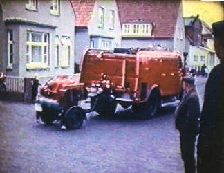 Autobrand in der Bismarckstr./Ecke Roonstr.