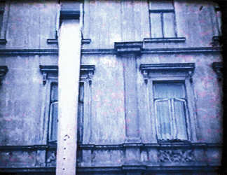 Der Rettungsschlauch ist in der Fensterlaibung angebracht Der Rettungsschlauch ist in der Fensterlaibung angebracht