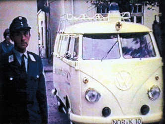 Das Norderneyer DRK vor ihrem damaligen Gerätehaus in der Langestraße. (Jetzt Wohnhaus Adler) Das Norderneyer DRK vor ihrem damaligen Gerätehaus in der Langestraße. (Jetzt Wohnhaus Adler)