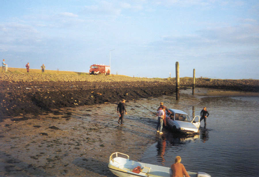 Rettungsaktion bei Ebbe am Seglerhafen 1991 Rettungsaktion bei Ebbe am Seglerhafen 1991