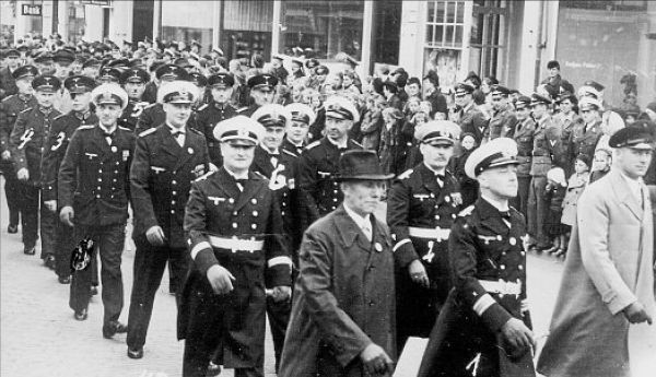 Umzugsbeteiligte der Marine-Standort-Verwaltung mit Wachmännern vom Artilleriedepot