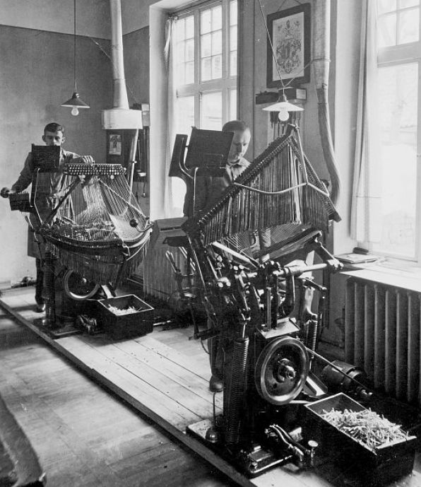 Zwei Schriftsetzer an den Typografen - Vorläufer der Linotype-Setzmaschinen