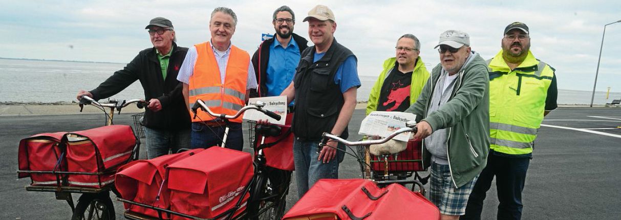Sie sind für die Auslieferung der Zeitungen verantwortlich (von links): Lothar Steffen, Arvid Oer, Benjamin Oldewurtel (Vertriebsleiter, Norden), Kai Schuster, Stefan Wehlage, Johannes Visser und Carsten Hahlbohm.