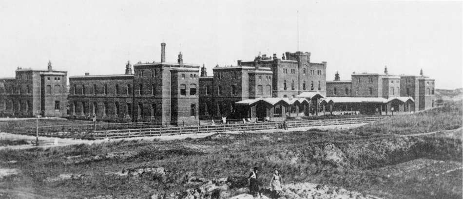 Seehospiz nach der Jahrhundertwende mit Wandelgang und Spielhallen.