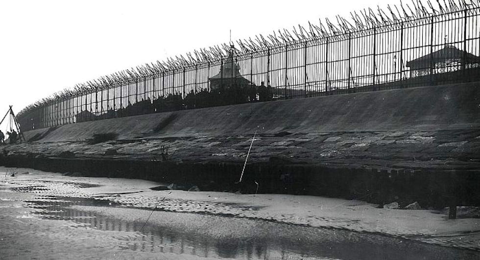 Metallzaun auf der Promenade