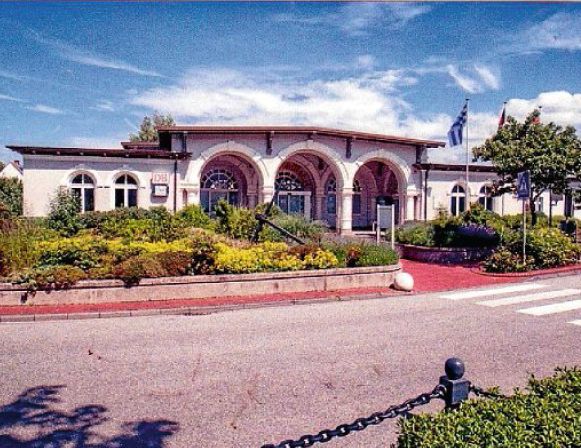 Gepäckabfertigungshalle am Ortseingang