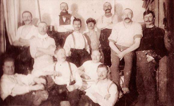 Einige Norderneyer auf ihrer "Stube" (Schlafsaal) in Feierabendlaune.