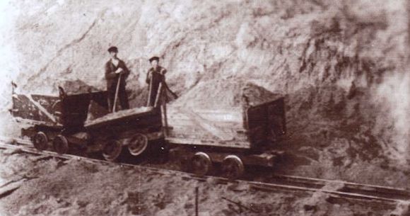 1916 wurden die Dünen an der Lüttji Legde (heute Kleingartengelände) abgetragen und mit einer Loren-Bahn zu dem erweiterten Gelände am See-Flugplatz gefahren.