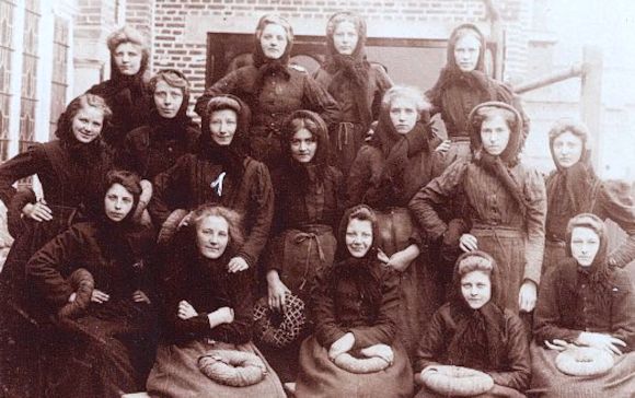 Junge Norderneyer Frauen in alter Sonntagskleidung