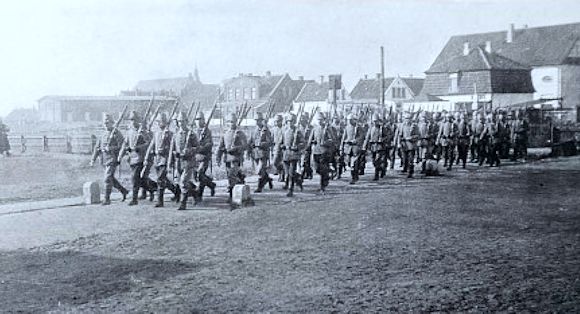 Im Gleichschritt zurück zur Kaserne