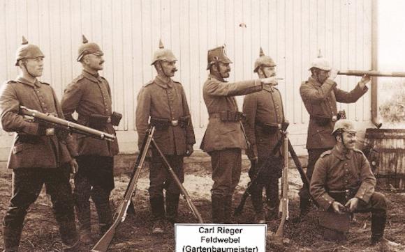 Zugführer Carl Rieger (Privat Gartenbaumeister auf Norderney) gibt Anweisung