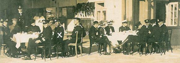 Offizier Liaptscheff (X) auf der Feier zur bestandenen Piloten-Prüfung 