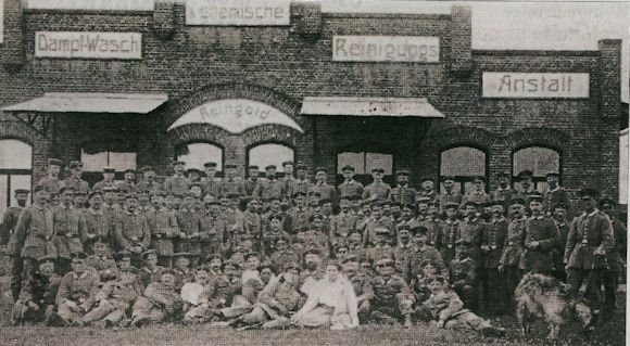 Belegschaft der damaligen Wäscherei