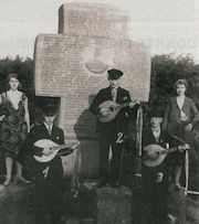Die Vorderseite des Gedenkkreuzes an der Waldkirche