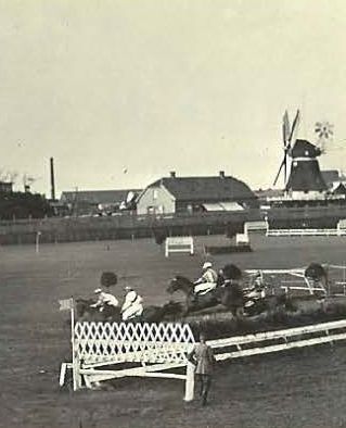 Der Pferderennplatz vor der Mühle um 1930. Der Pferderennplatz vor der Mühle um 1930.