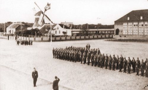 Appell in der Kaserne an der Mühle