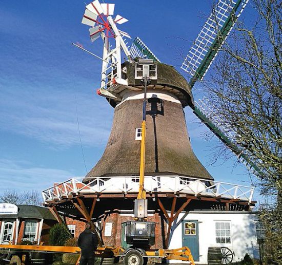 Ausbesserung des Reetdaches im November 2015. Ausbesserung des Reetdaches im November 2015.