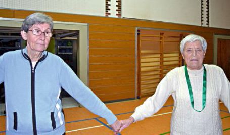 Evi Janssen (links) und Helga Weber beim Tanz.