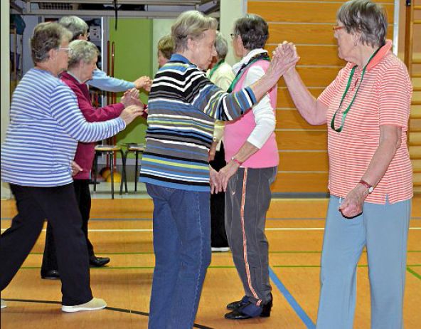 Koordination und Beweglichkeit werden gleichermaßen bei den Tänzen geschult.